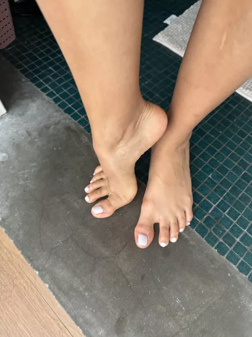 The sexiest feet you will see today. You want to lick and smell them  by Lolawildxx