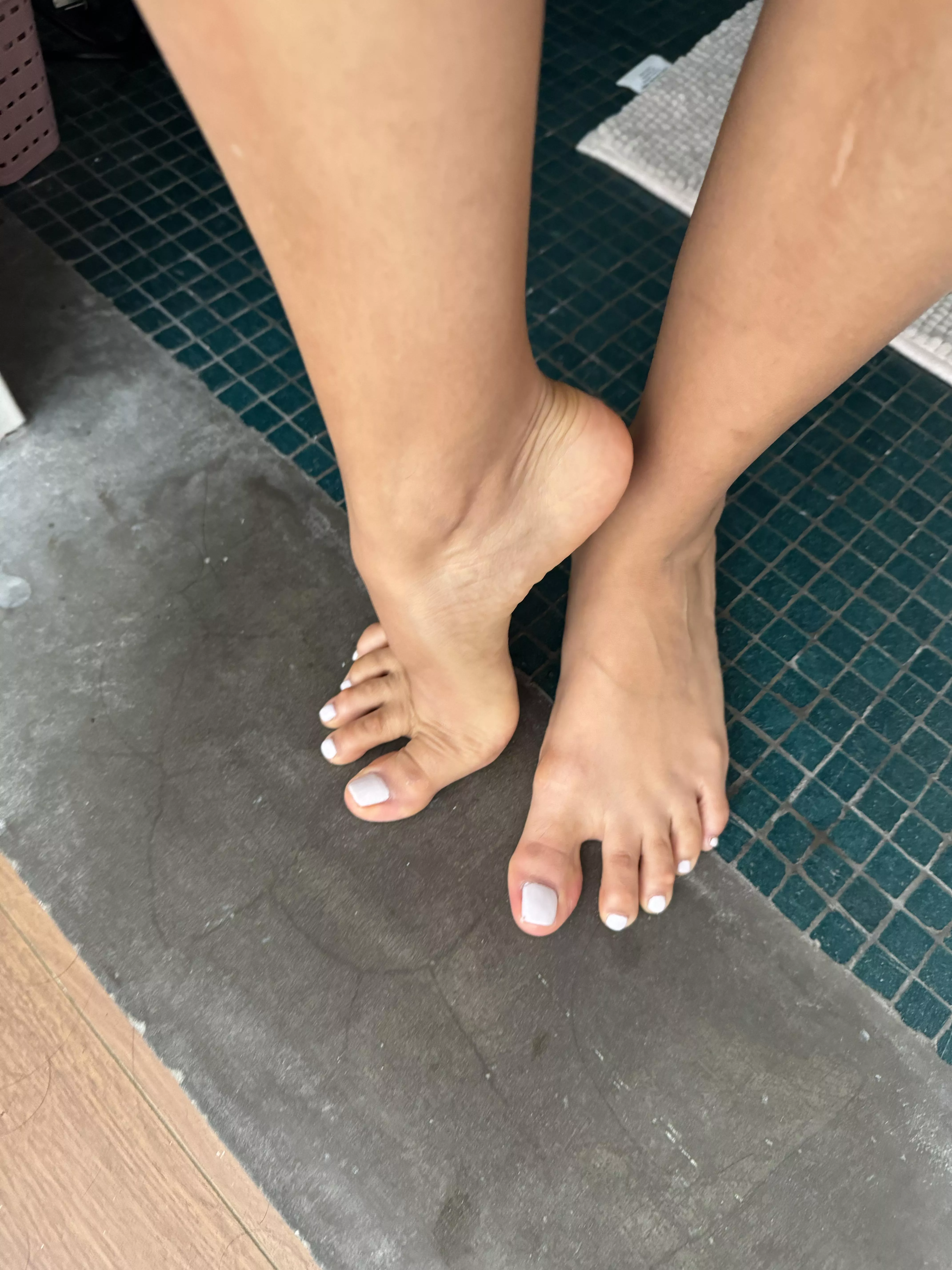 The sexiest feet you will see today. You want to lick and smell them  posted by Lolawildxx