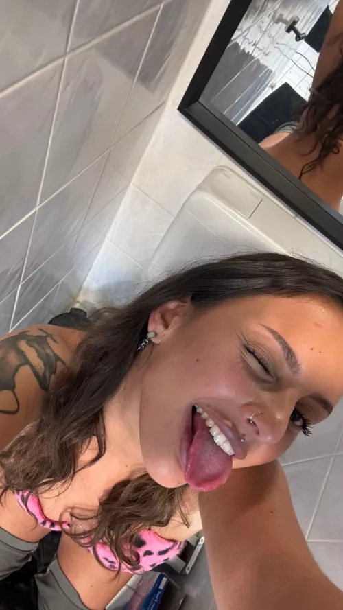 Wurde noch nie auf der Toilette gefickt ;) also will ich schon mal ausprobieren machst du es mit mir 🍌 by AuroraHaze22