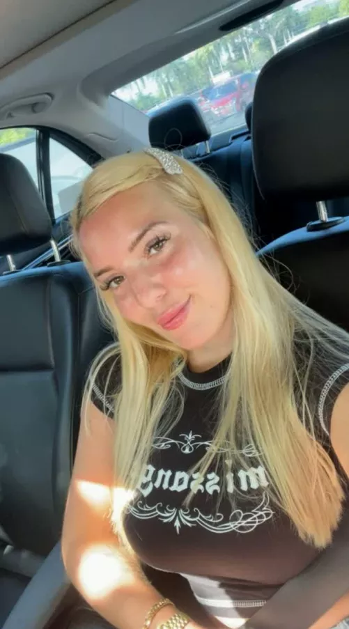 19 F here, what’s your go-to for making someone laugh? by WillowWinter_