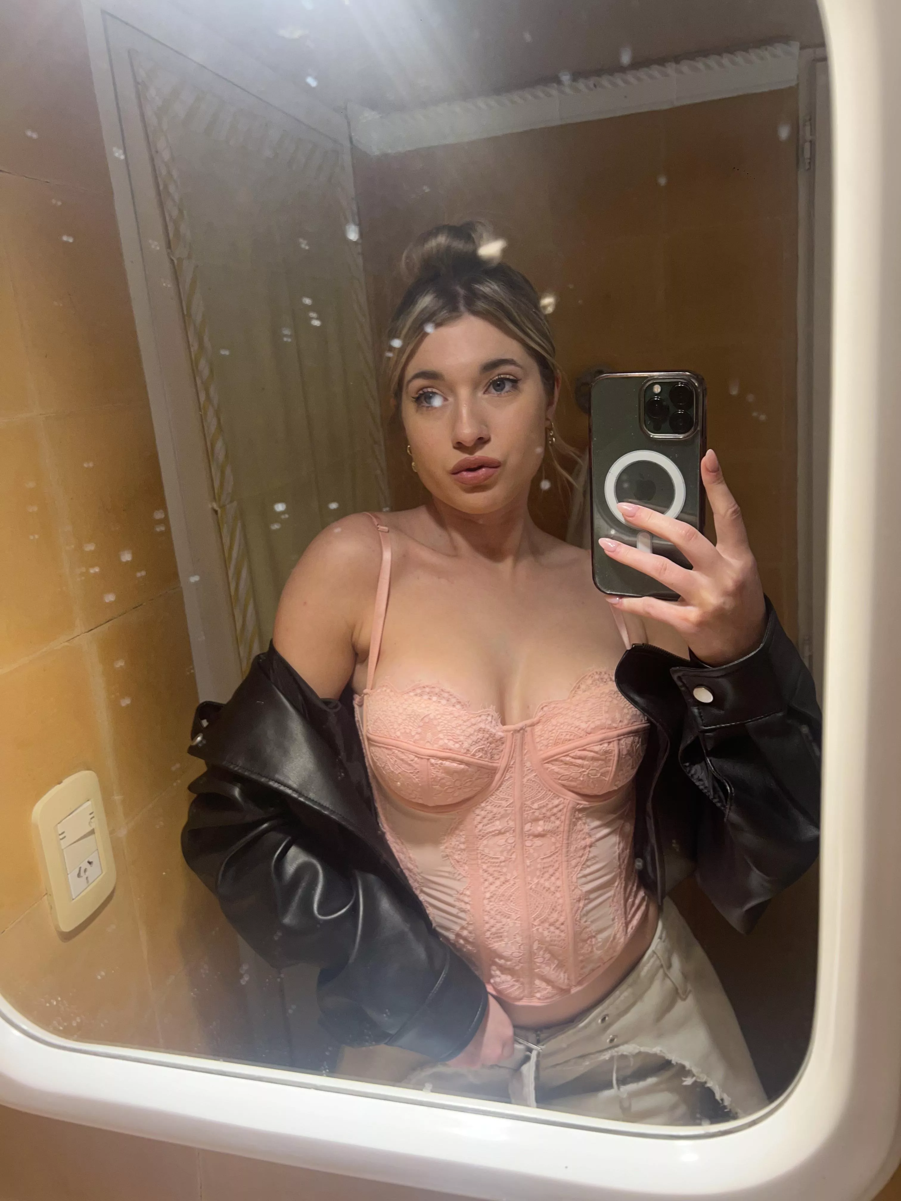 19 [F4M] Who's down for some good time? posted by SparkleQueenBee34