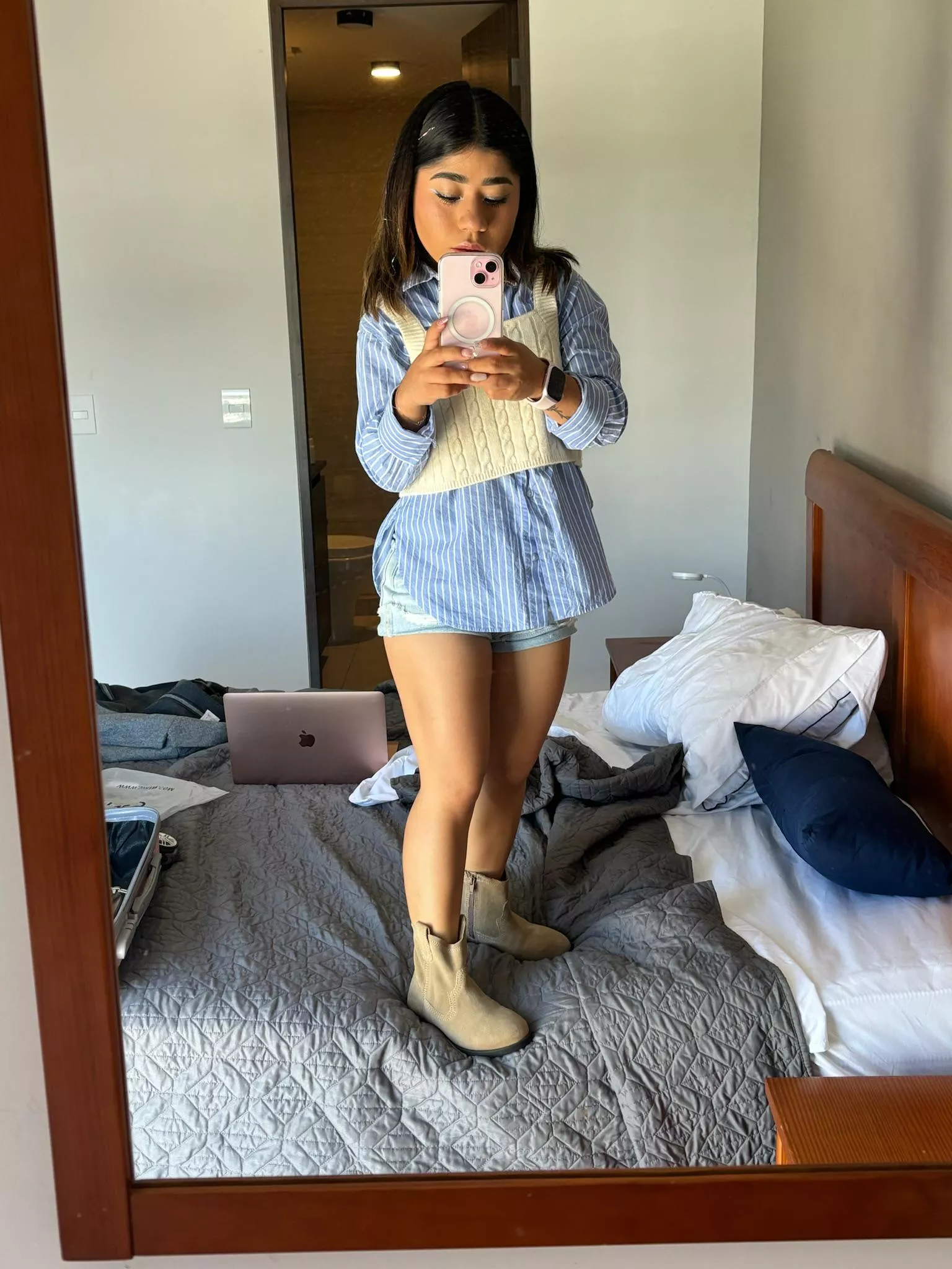 4 feet struggles posted by Kiwipeelz