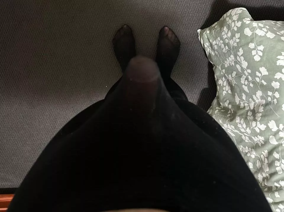 Anyone willing to give me a pantyhose footjob Brisbane posted by ahz3