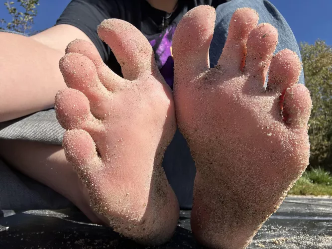 Aren’t my sandy feet soooo cute? by QueenBaguette