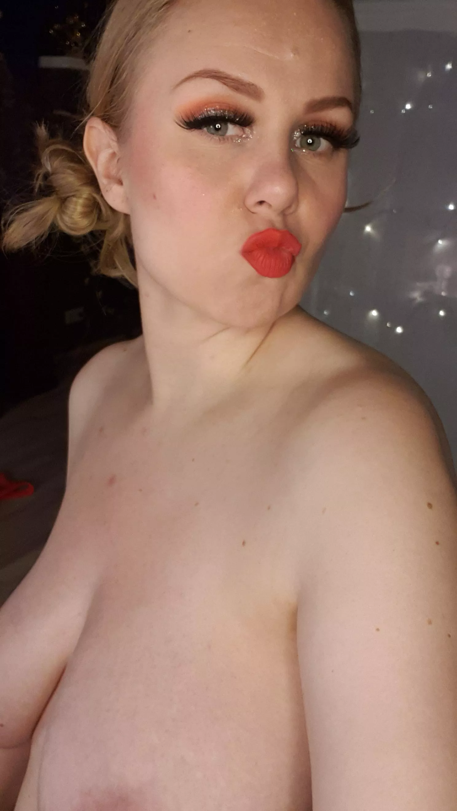 Gimmie kiss 😘 posted by AnneMariaQ