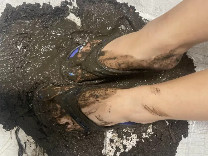 I played with some mud yesterday😌 by RaversRealm