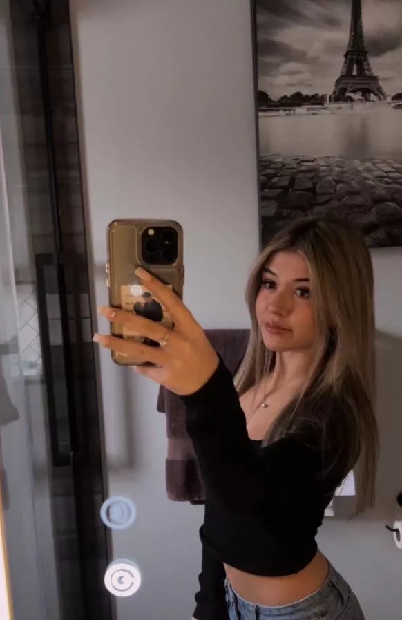 What do you guys think about a petite blonde? posted by alyssaalyssa1827