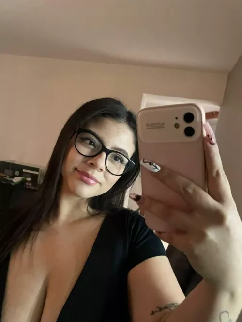 19 [F4M] looking for a daddy this weekend by milkersgirl