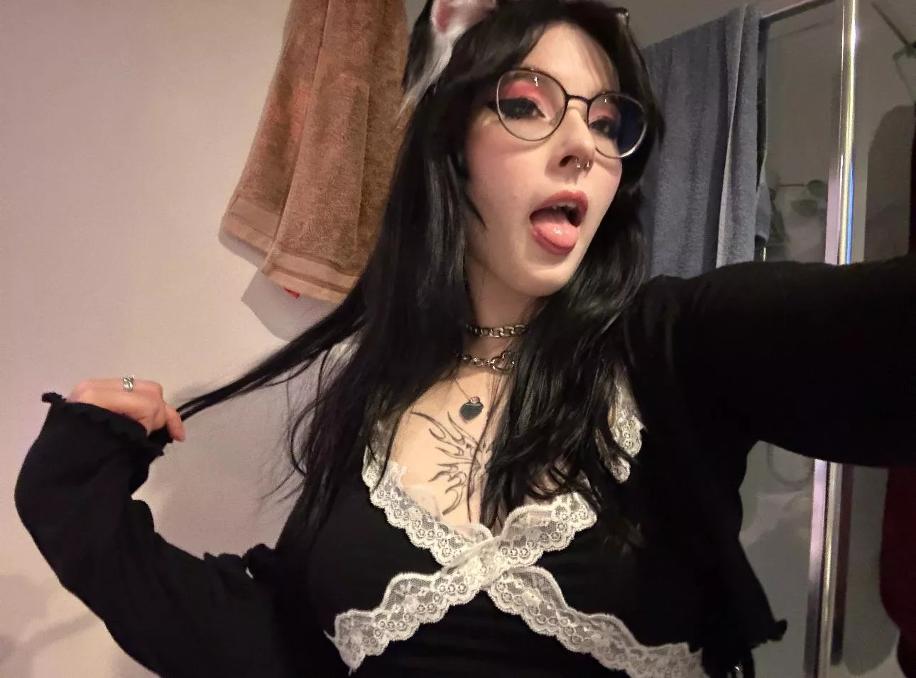 Begging to purr on your lap  posted by xvampgutz