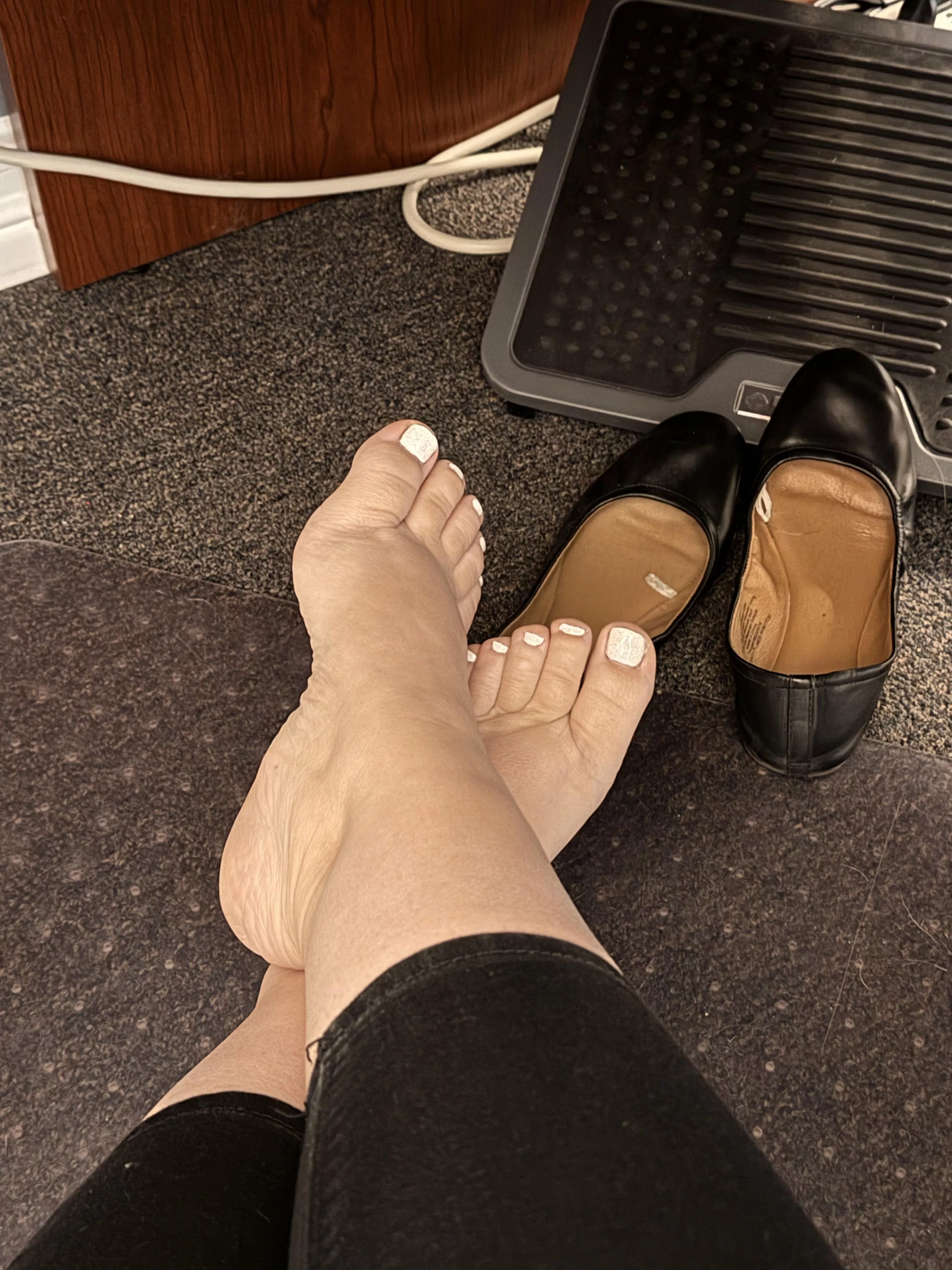 I NEED A NICE LONG MASSAGE. WHO WANTS TO SIT UNDER MY DESK AND GIVE IT TO ME? (OC) posted by sweetfeet8788