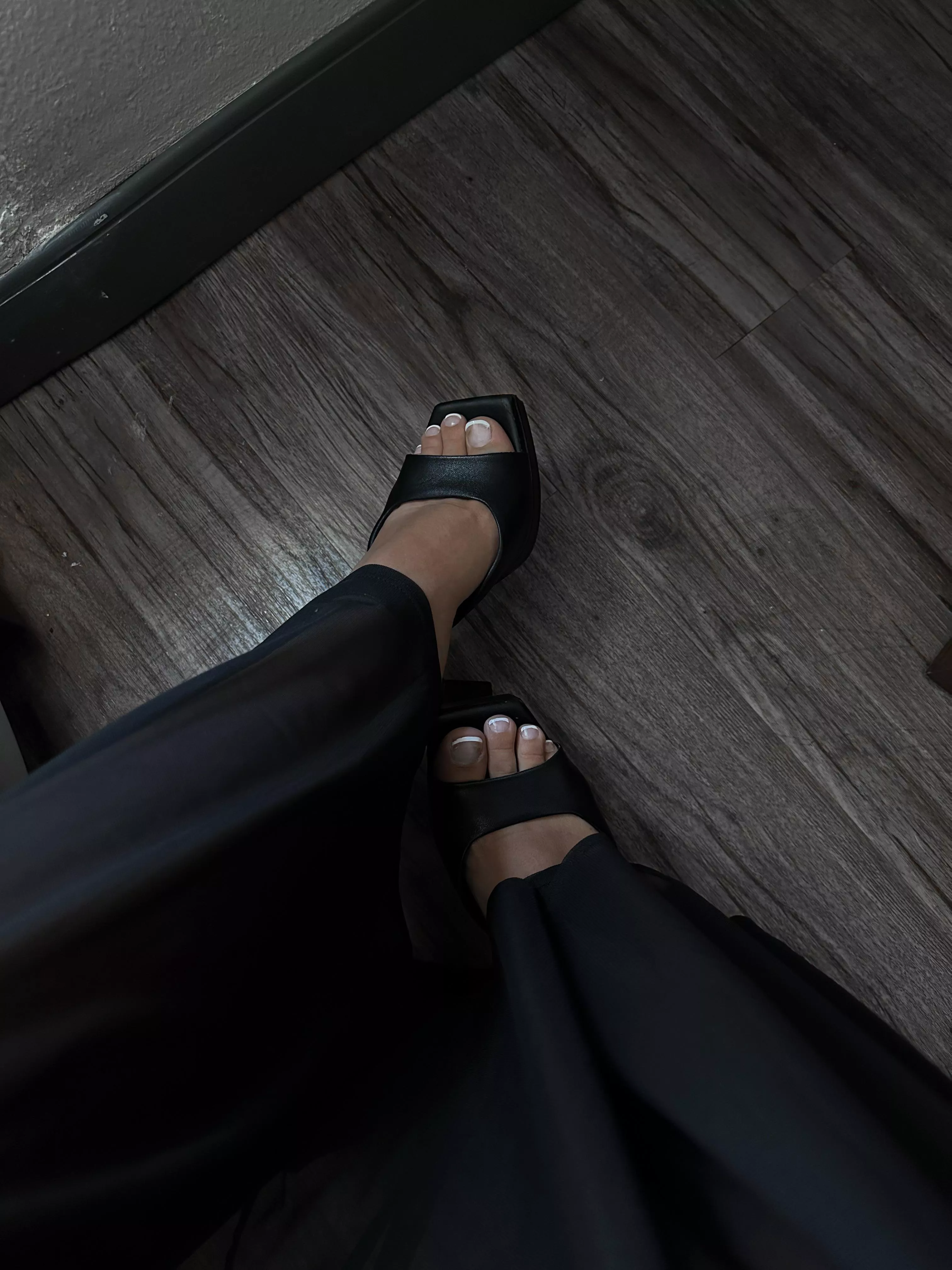 Pretty feet in black🖤 [oc] posted by solesissys