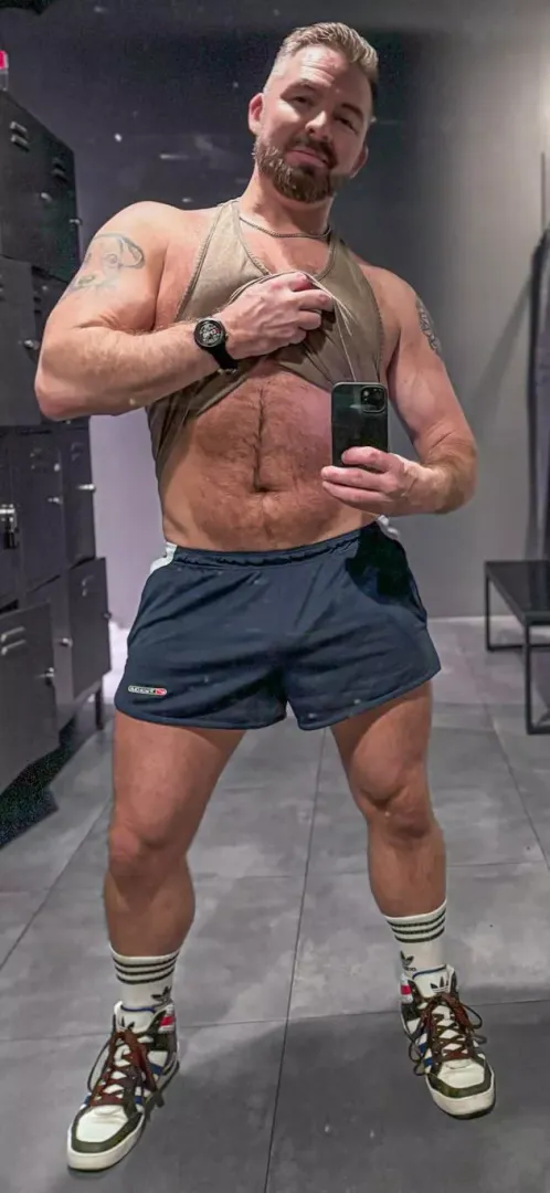 Shirt liftin’ at the gym by WnnBmsclBear