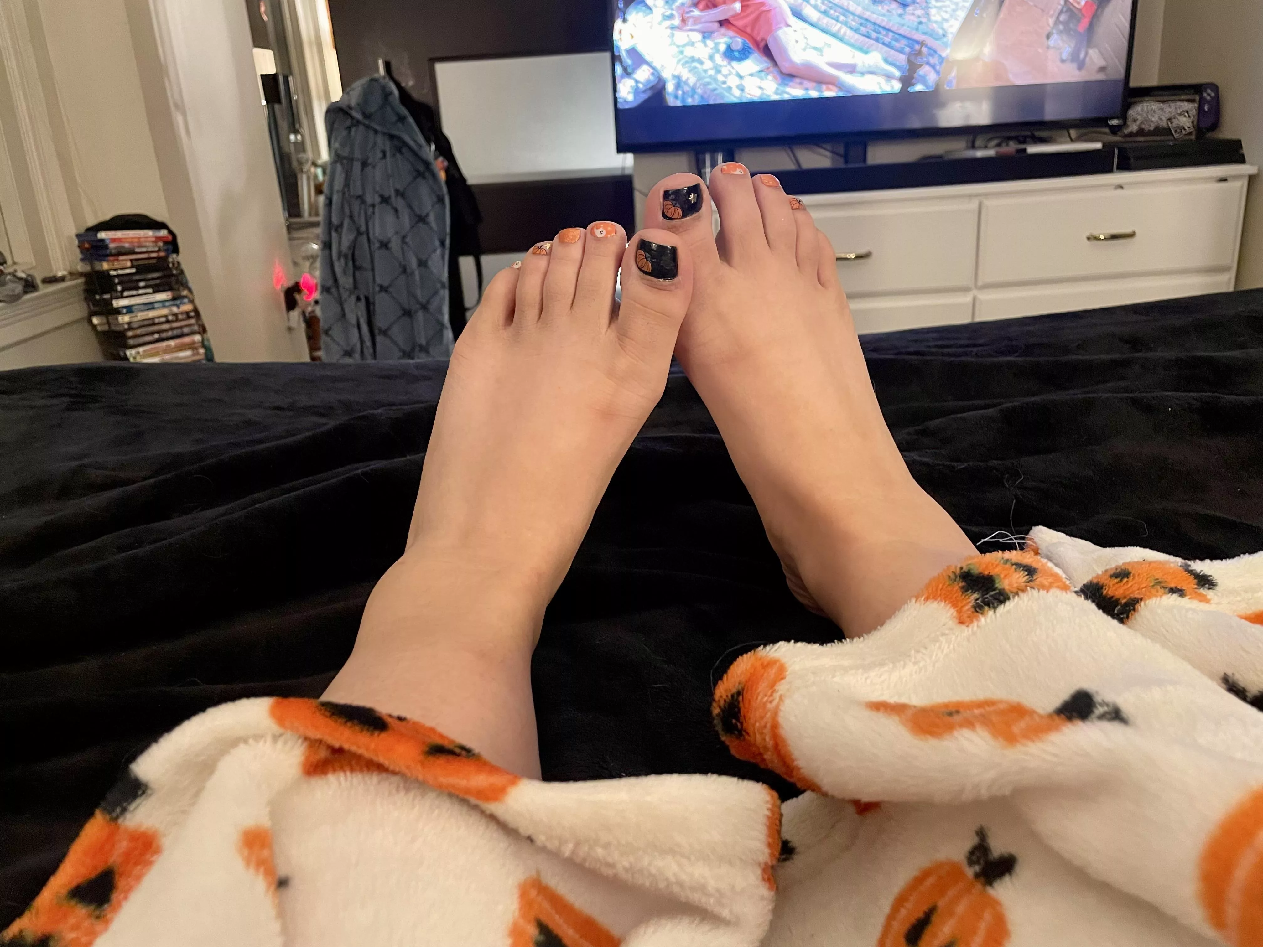 👻 Spooky Halloween toes 🎃 posted by biglizardlover88
