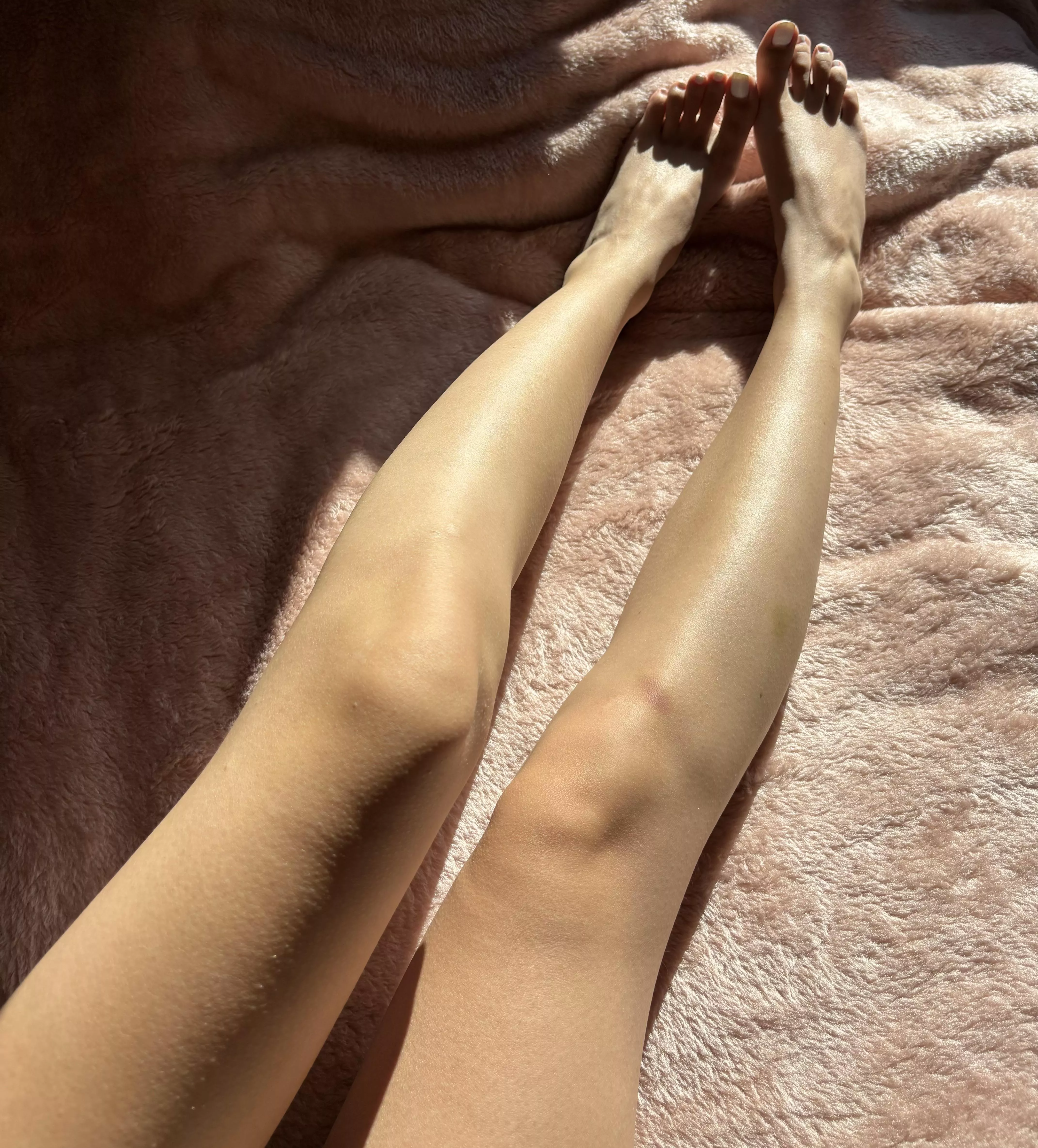 the sun kisses my white nails ☀️ posted by valycandy