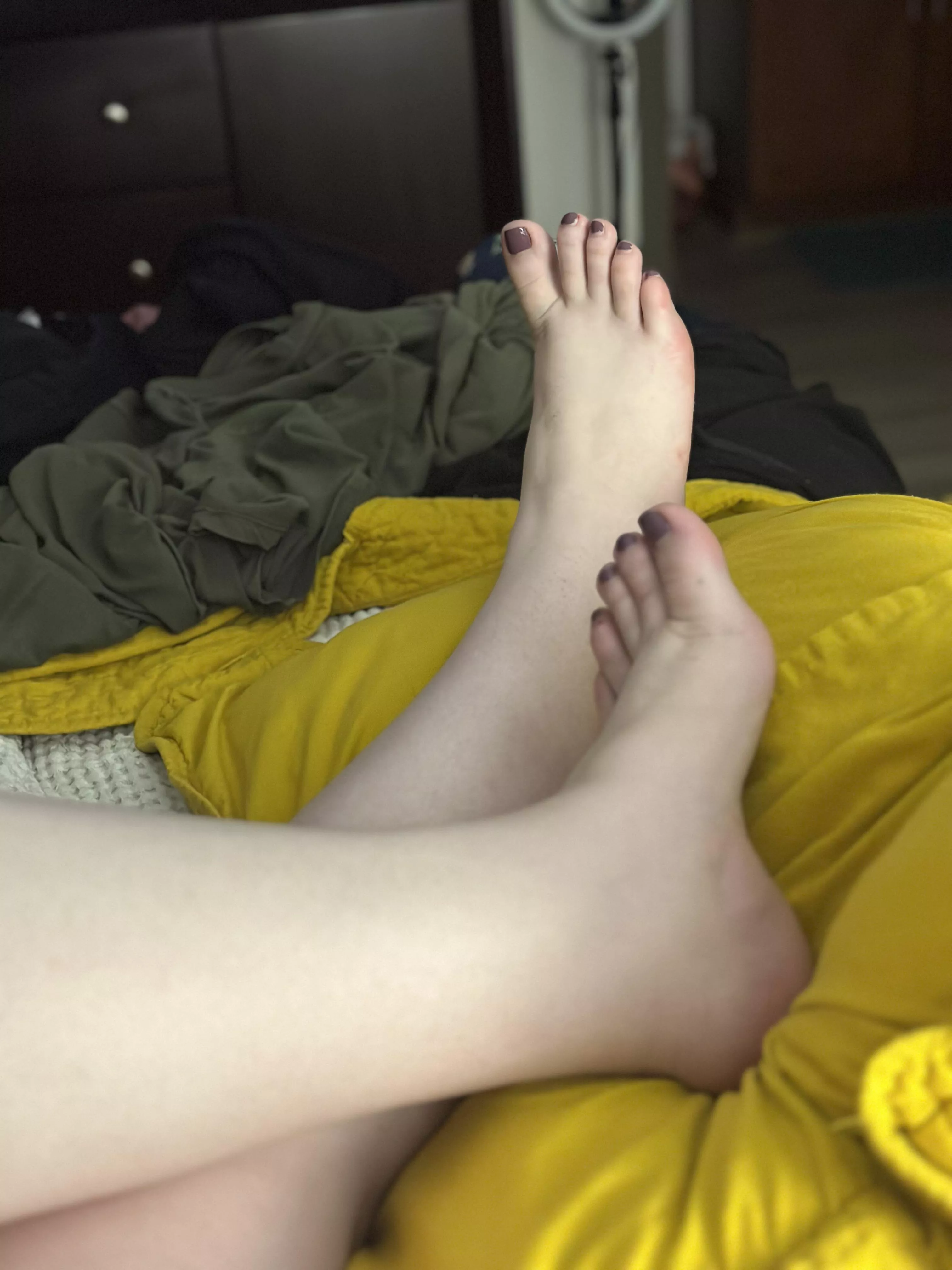 Would you suck on my feet and play with me early in the morning? posted by M1SS_Scarlett