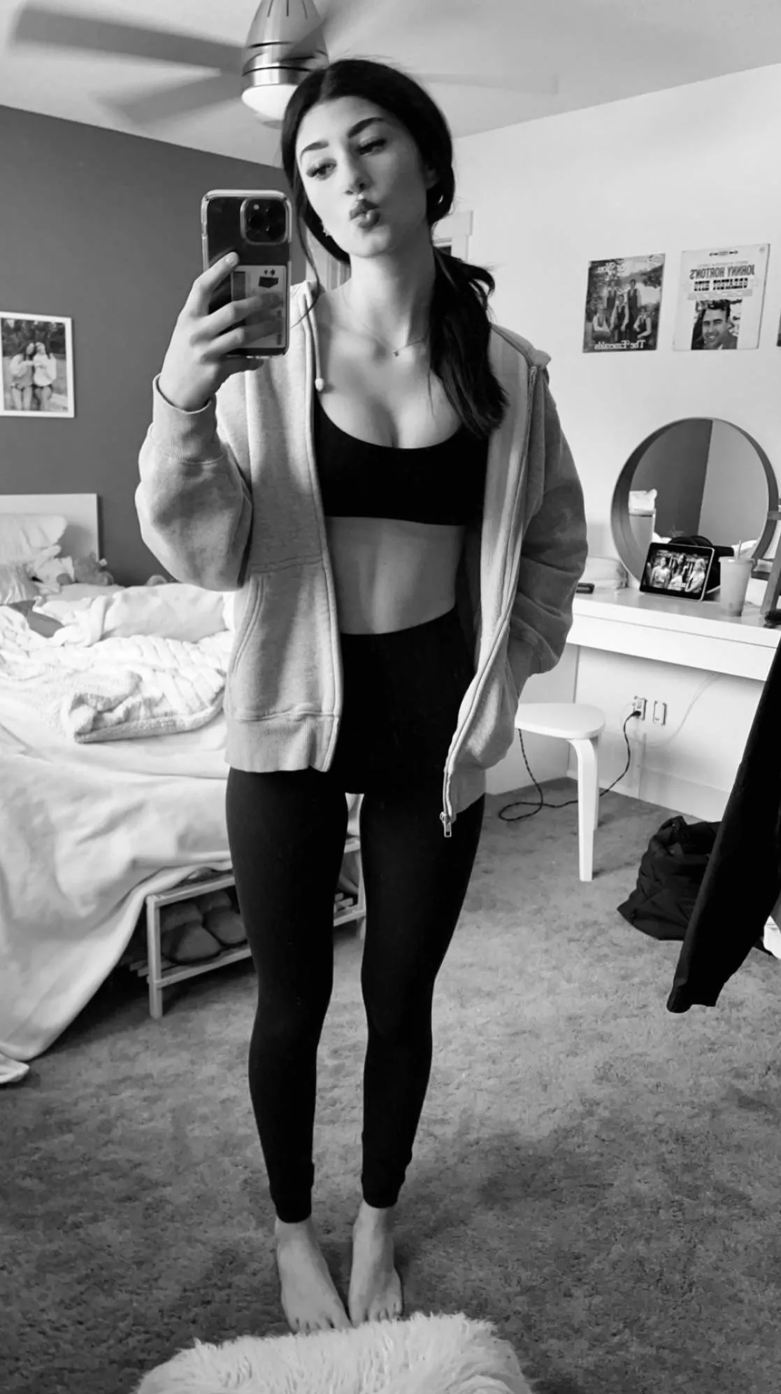 18f - am i cute enough to be on here 🥺 posted by petitecandiangirl