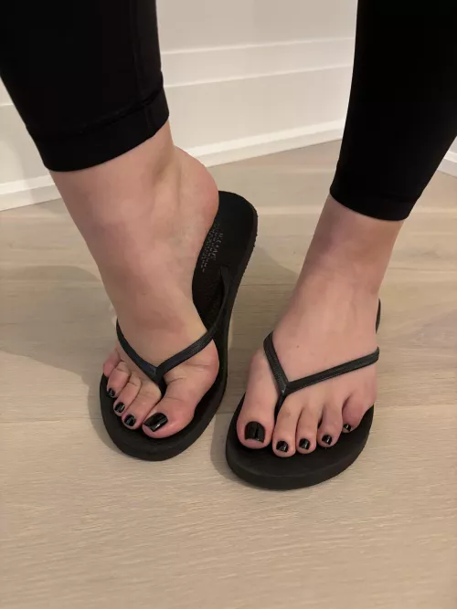 Black toes and flip-flops 🖤 by tastysolesxxx