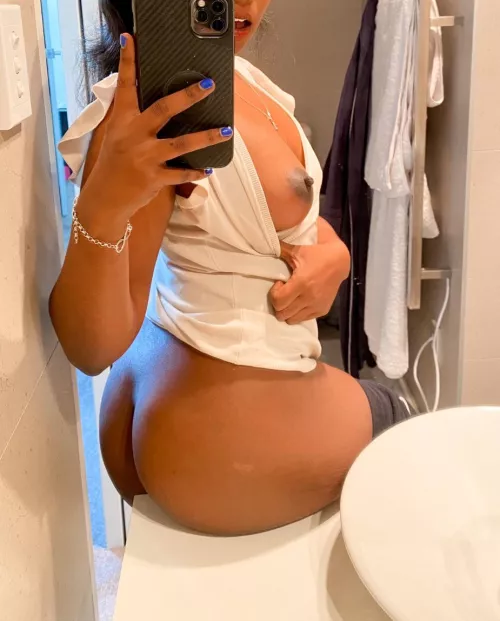 Here’s a booty pic for ur Friday  by CookiesandCreamxx