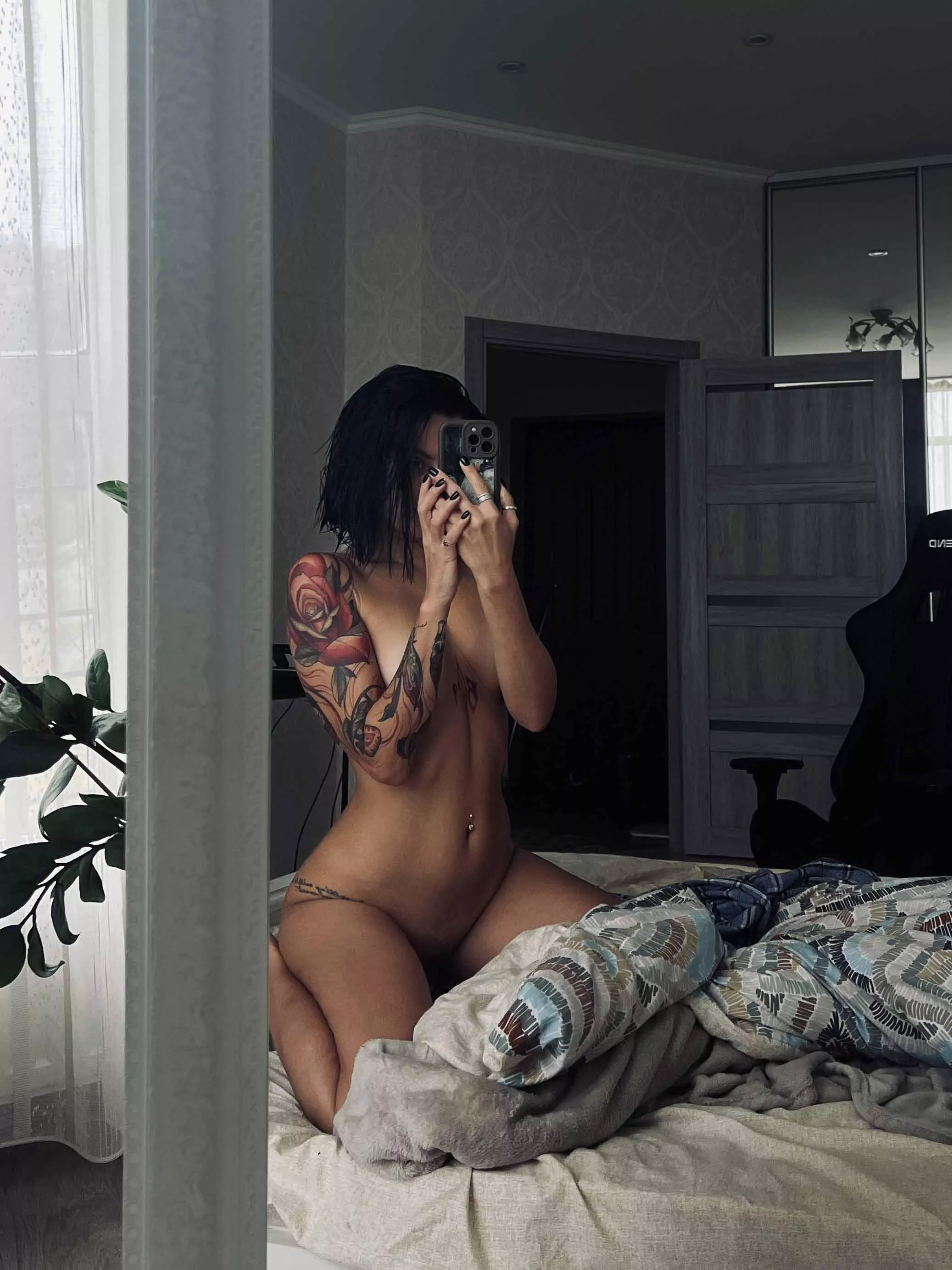 Hot brunette at your service posted by Lawfulnesstoo