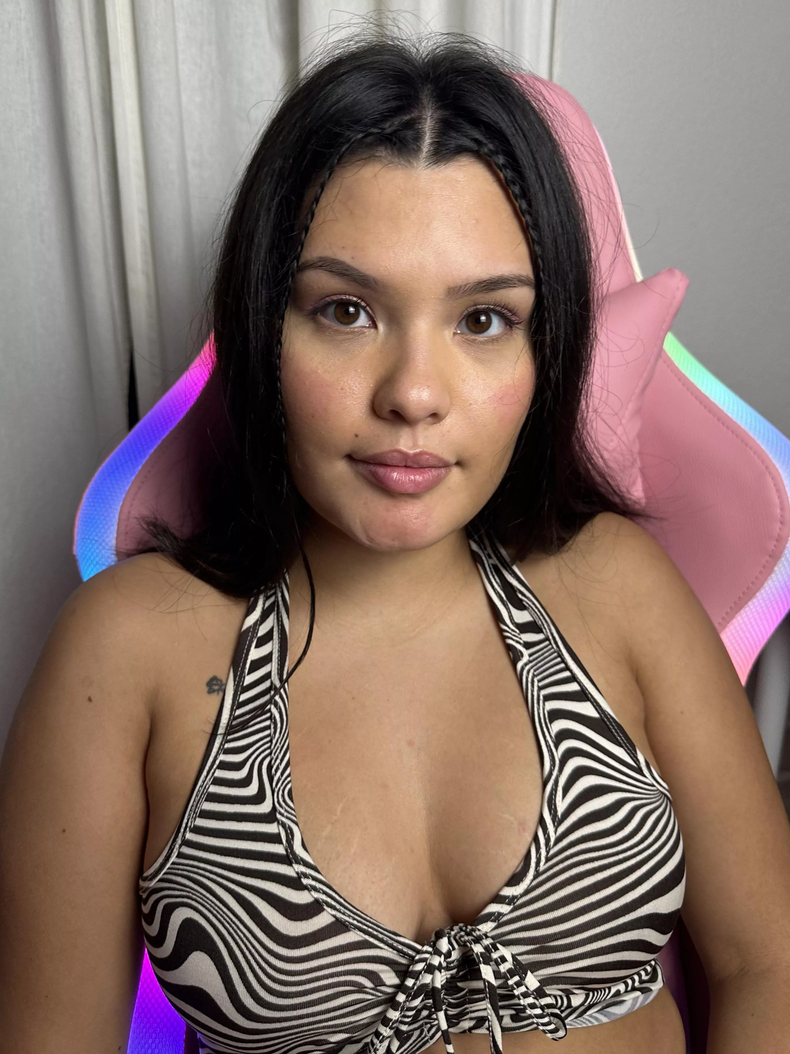 i dont wear a bra around daddys house i refuse to posted by queeniehun