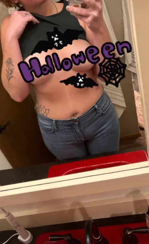 It's spooky season you beautiful ladies :) by WillowEmberX