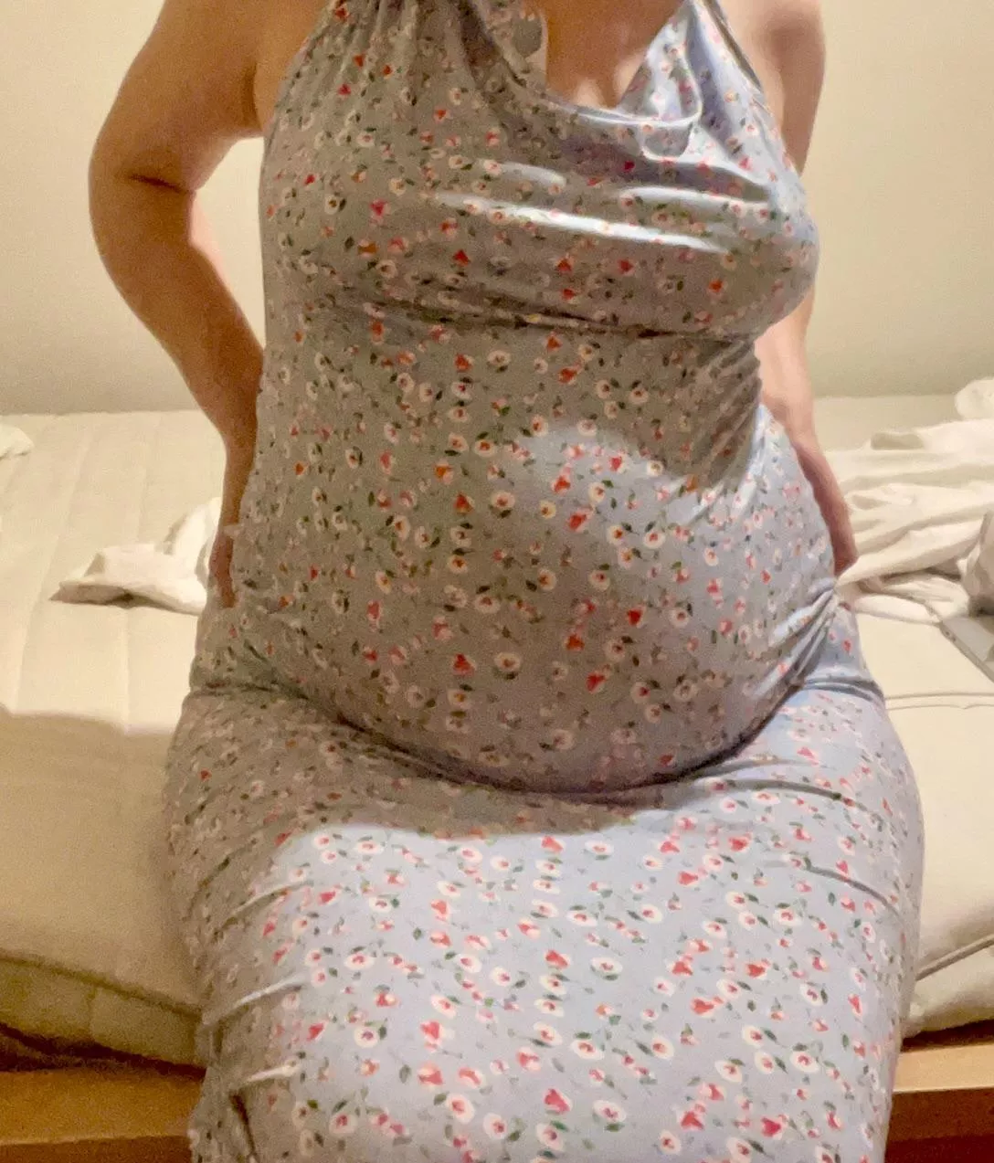 My belly is getting heavier by the day 😮‍💨🐽 posted by FatteningPrincess