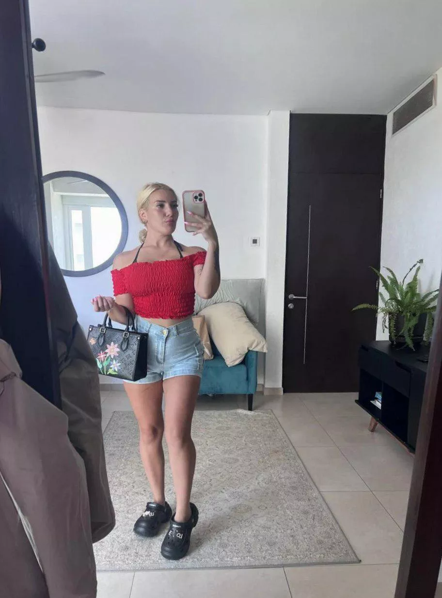 Snapped a quick selfie, 19 F curious how you’re spending the nihgt! posted by Sunshine_Starss