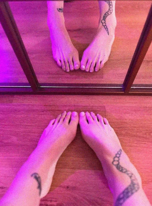 Thanks to the mirror, there are twice as many of my sweet toes by tinaleecomet