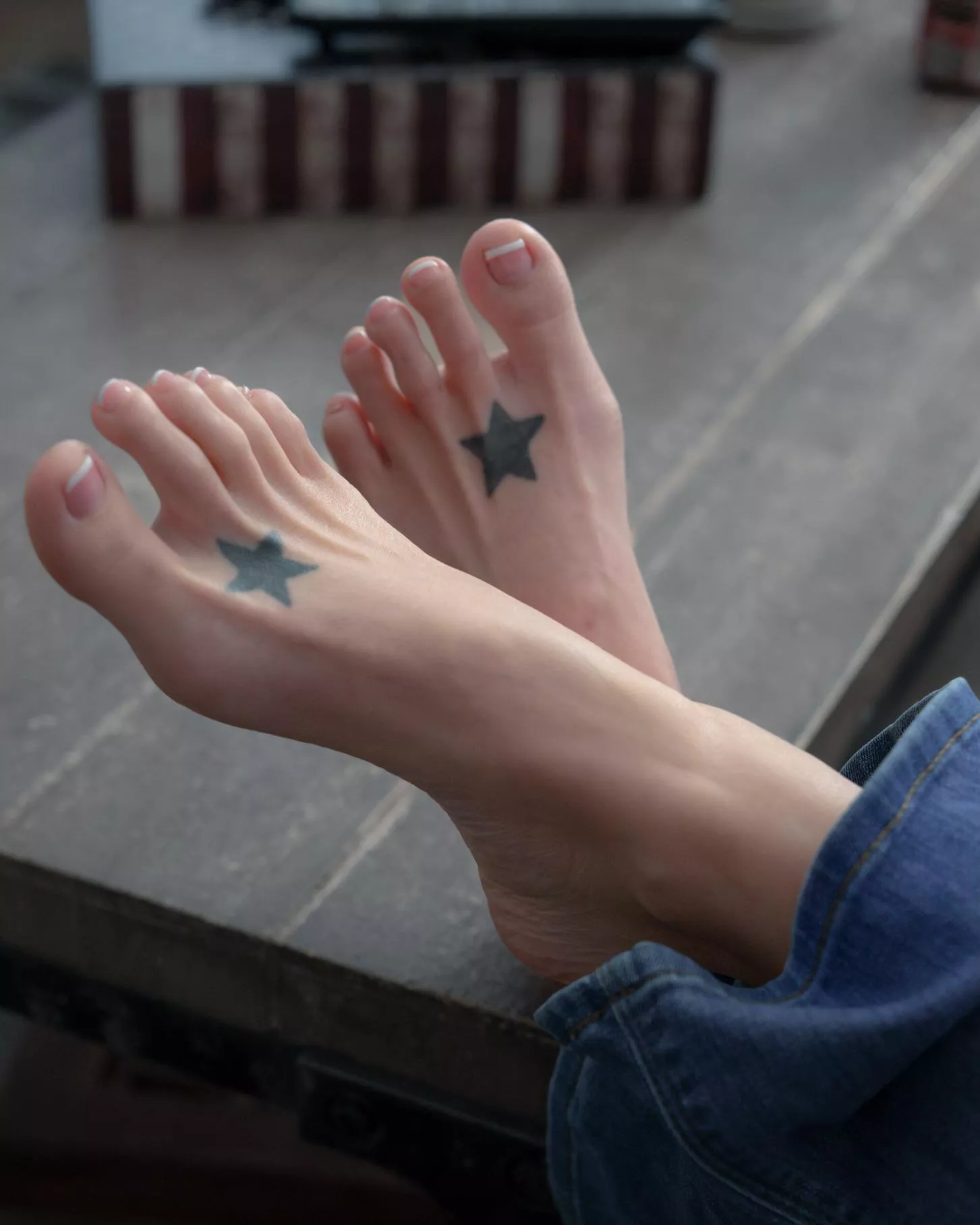 Would you mind if I sat like this next to you😘 posted by kaceyscutefeet