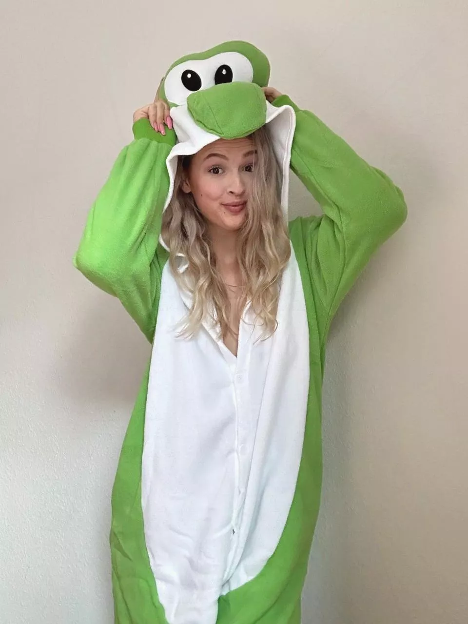 Yoshi (super mario) by Zoey posted by babydreamerbuttercup