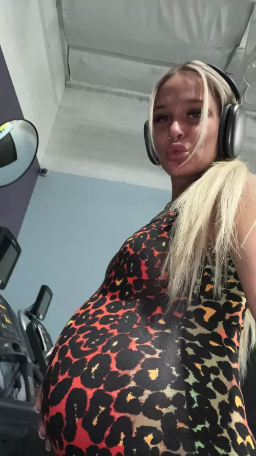 31 weeks pregnant at the gym  by pregnantprincessxx