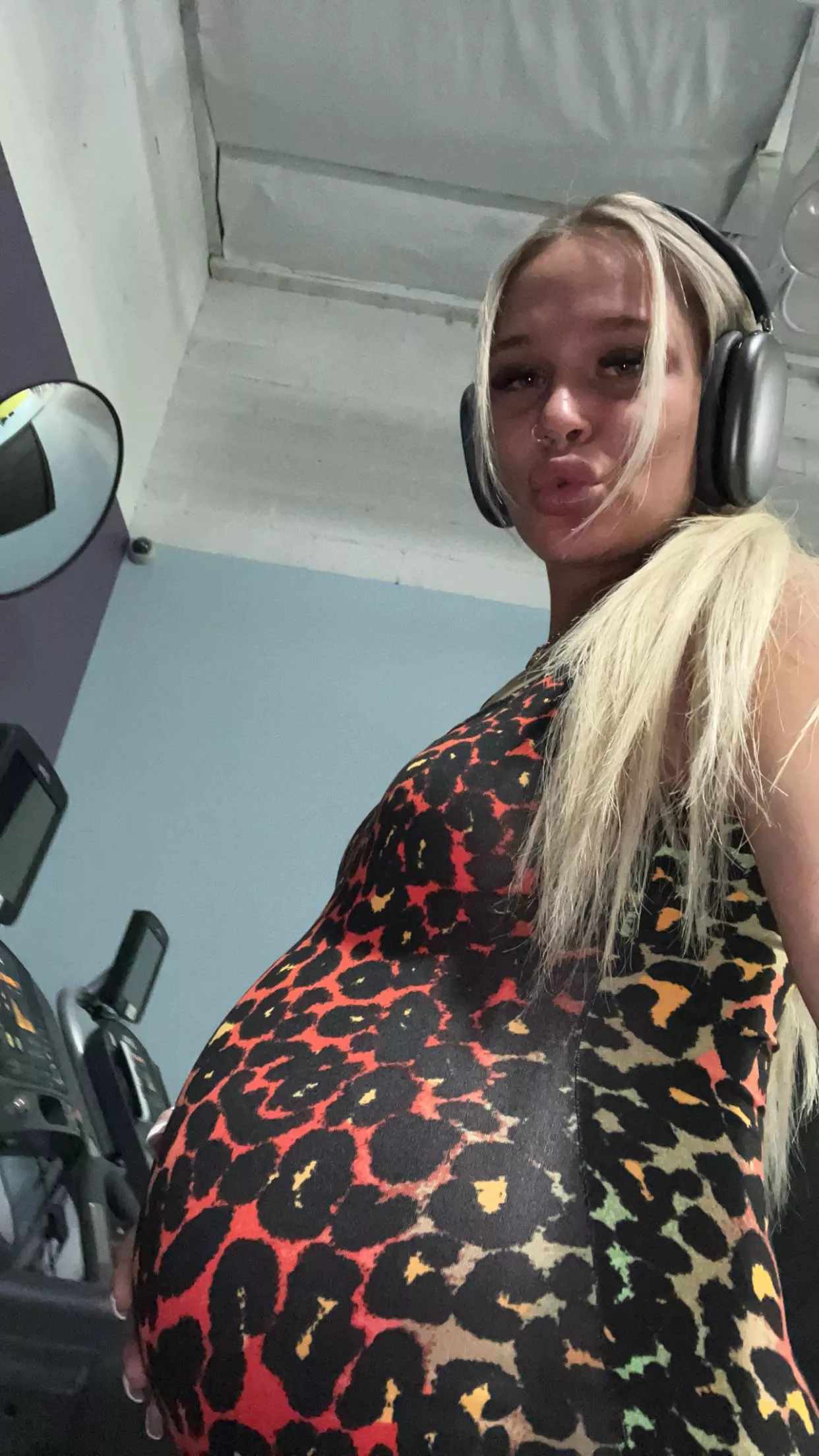 31 weeks pregnant at the gym  posted by pregnantprincessxx