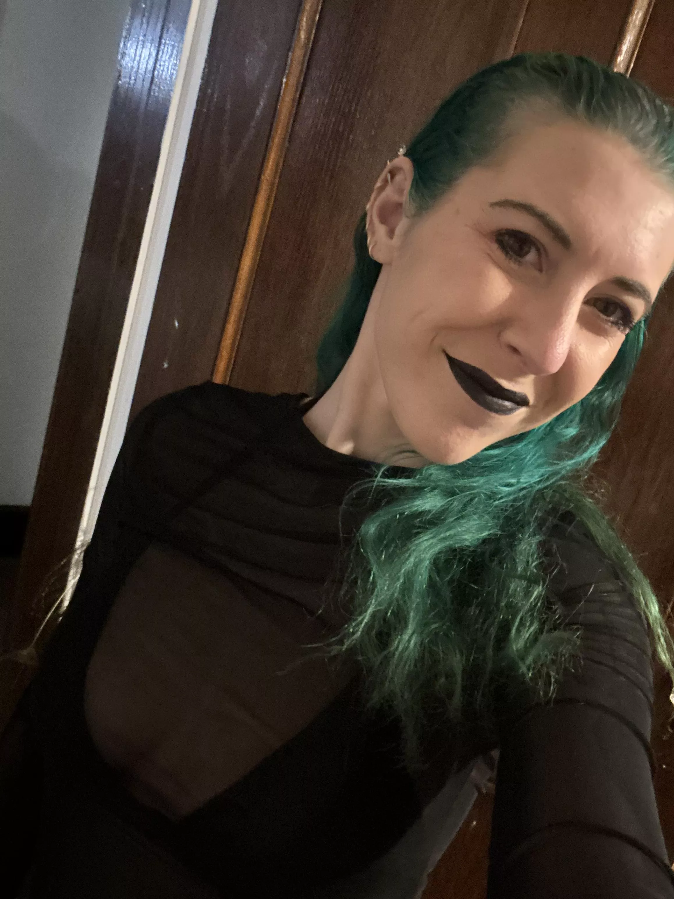 Gothic cleavage posted by sirenskiss3