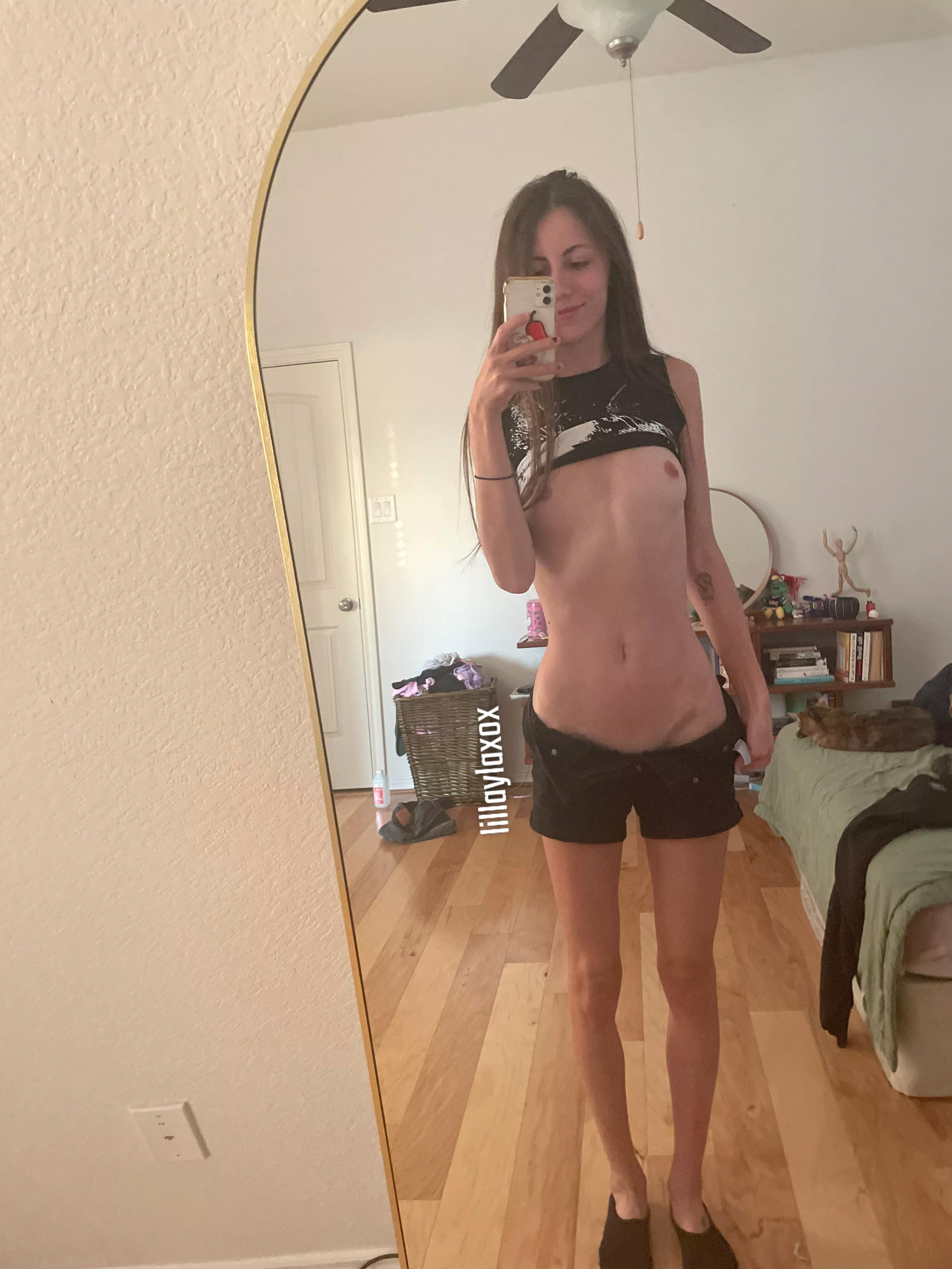 i love showing off my 30 year old body  posted by lilLaylaXOX