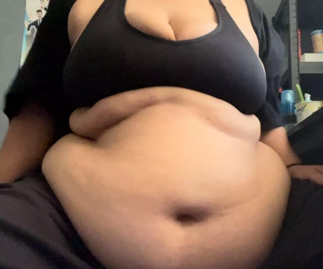 Mmm the rolls 😍 F18 posted by Young_Feedee