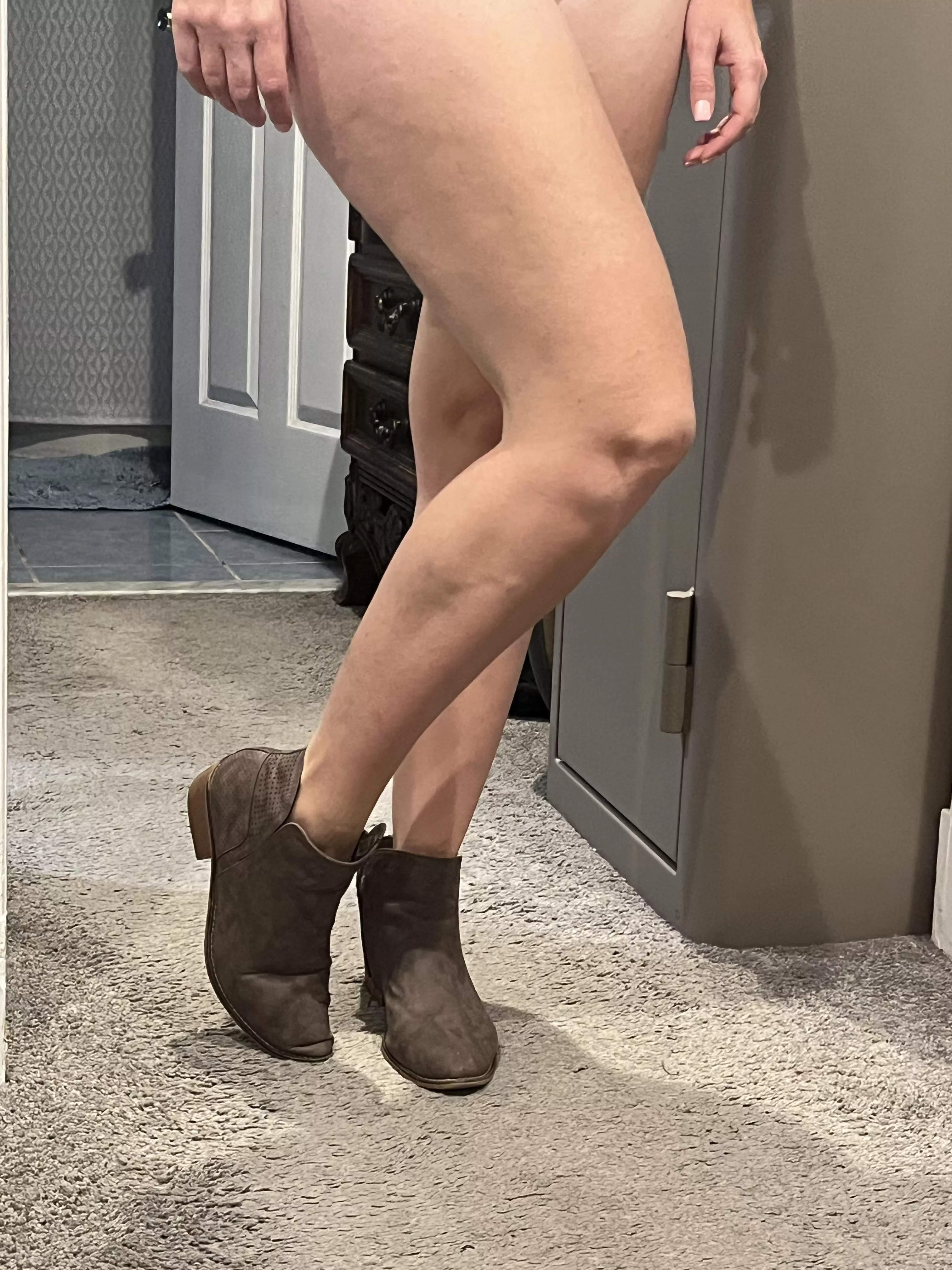 The legs look good. The boots look good. The feet look REAL GOOD  posted by LzzyGreene
