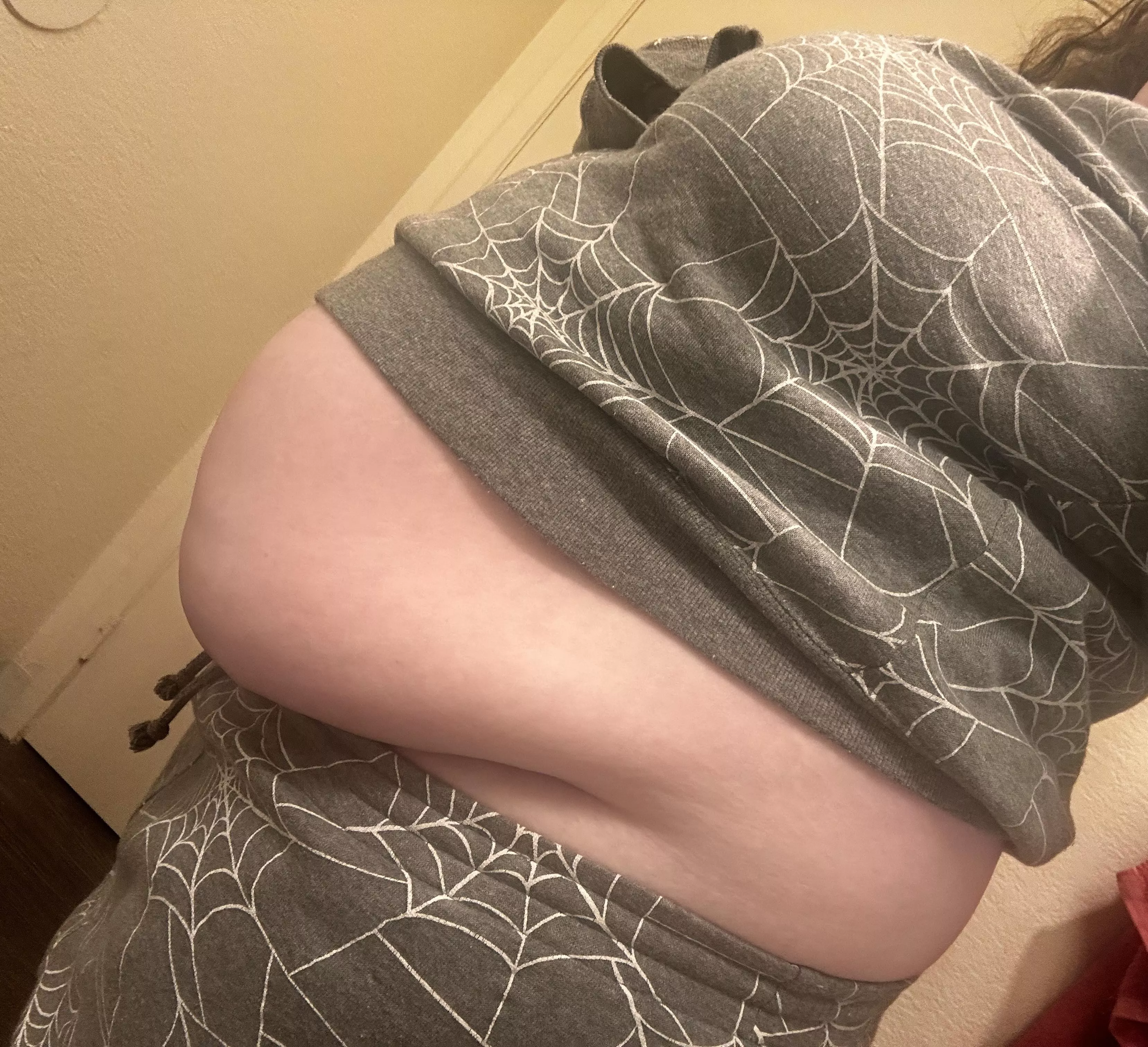 When your stuffed belly turns your XXL sweater into a crop top… posted by Sad-Rip-3008