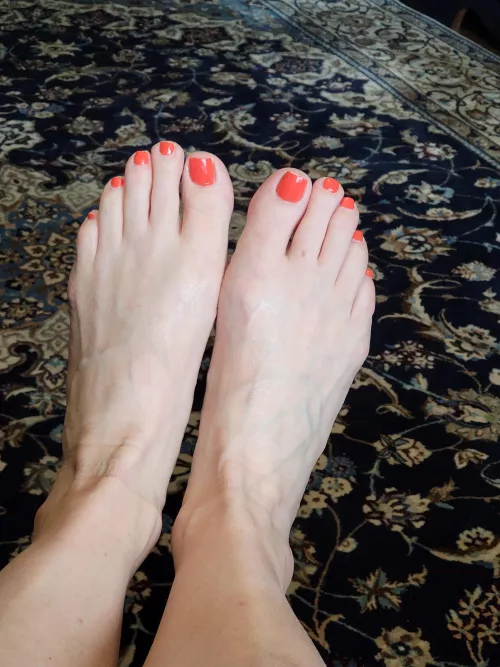 White, veins and rered nails. by TheMacella