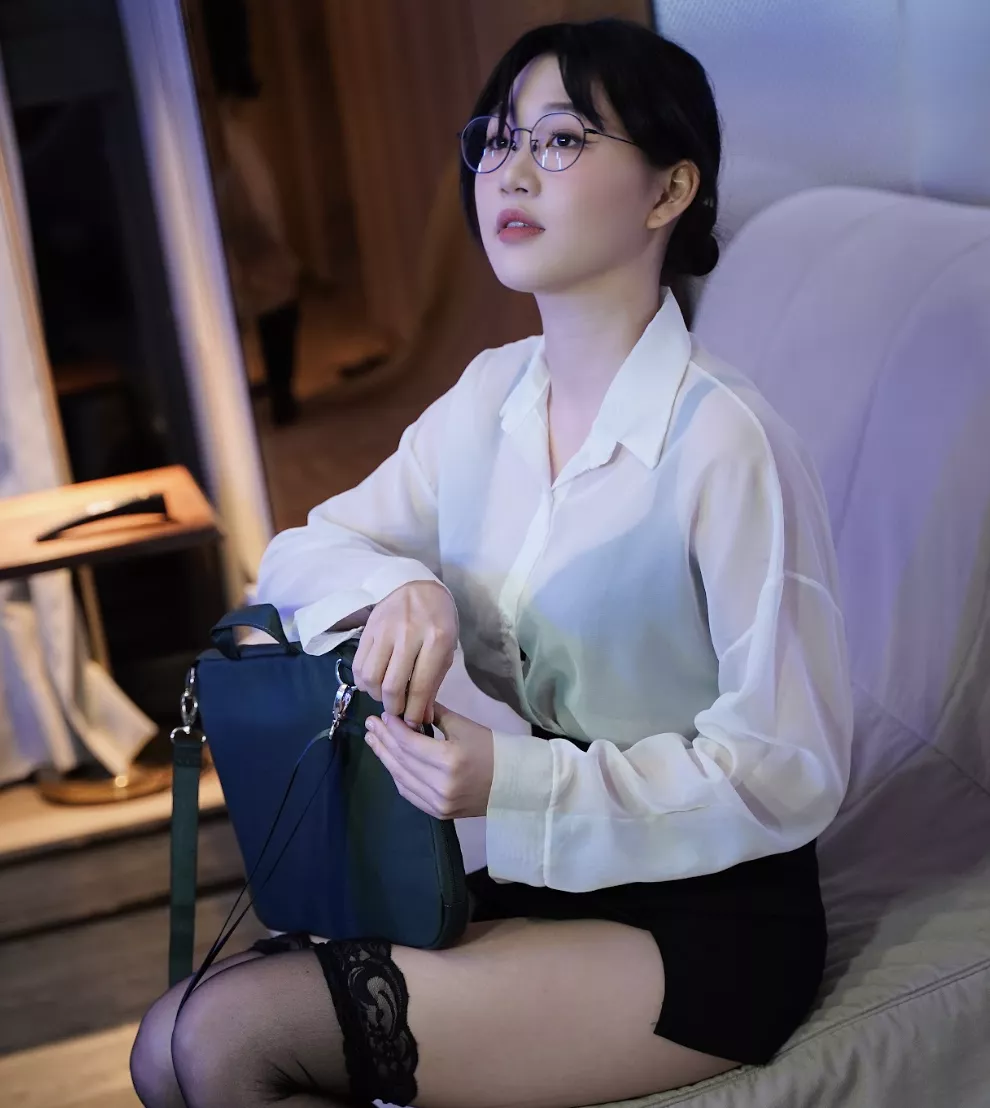 Will you put your head under my skirt ;) posted by wei_joannana