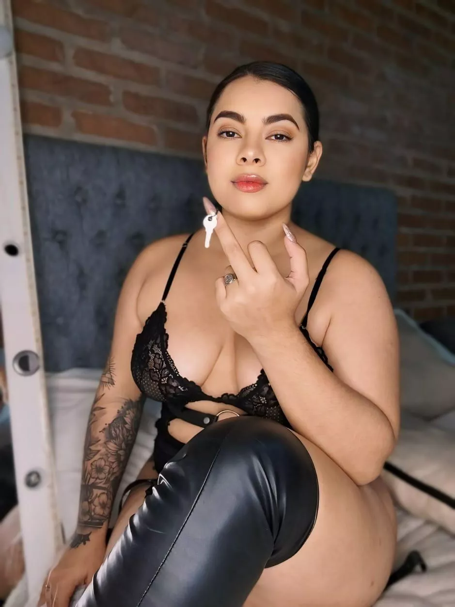 Would you let me be your keychain? posted by LULI_HOT01