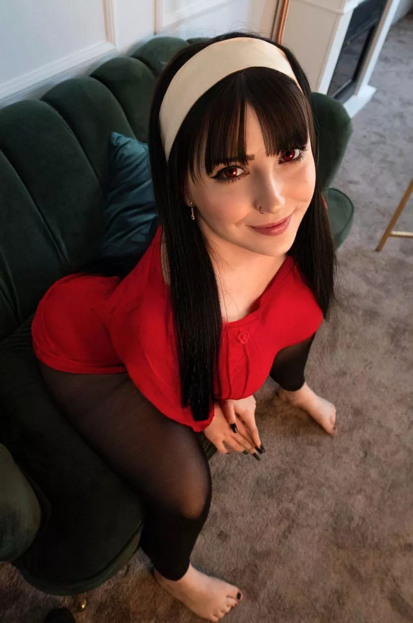 Yor Forger cosplay by Kuroitsune posted by Kuroxkitsune