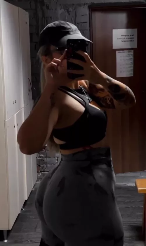 A gem at the gym by Chartreuxx_