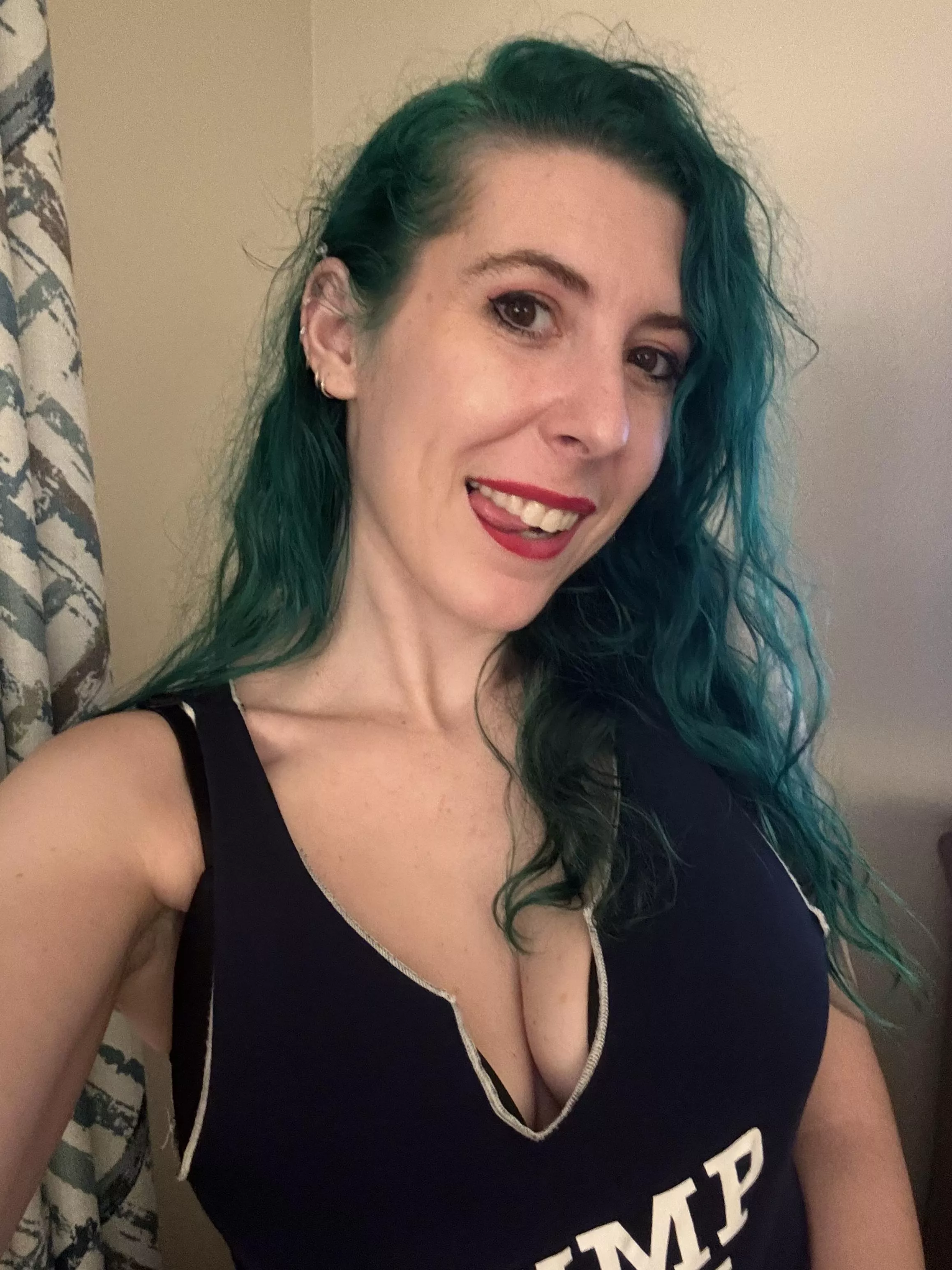 Busty hottie posted by sirenskiss3