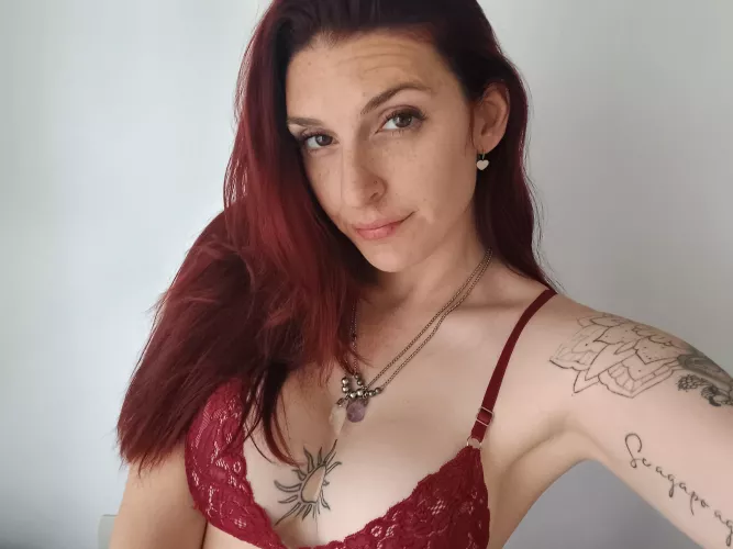 Do I look cute? I think red suits great on me by crazyromi