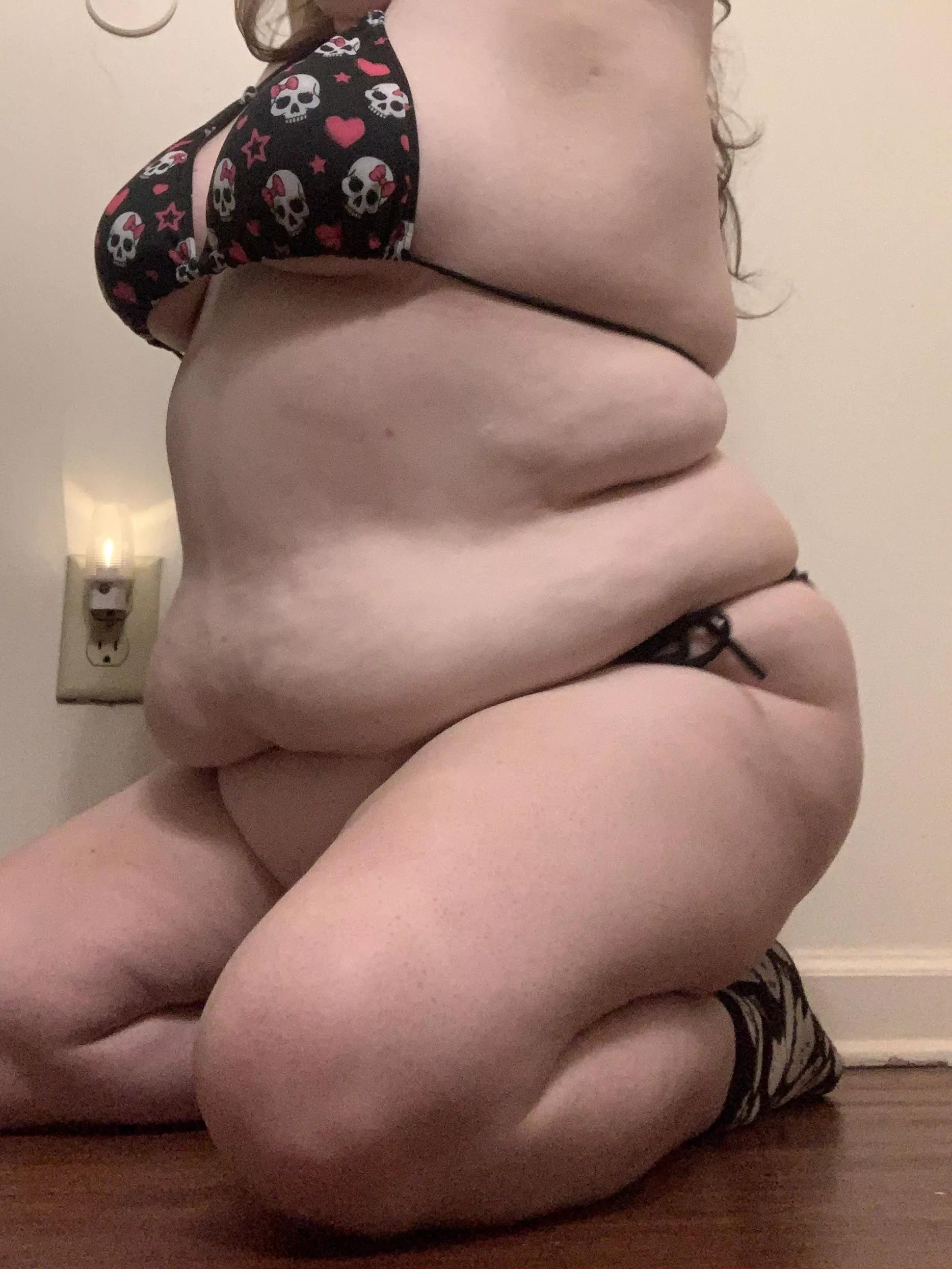 do you like my big round belly?  posted by haaleyy