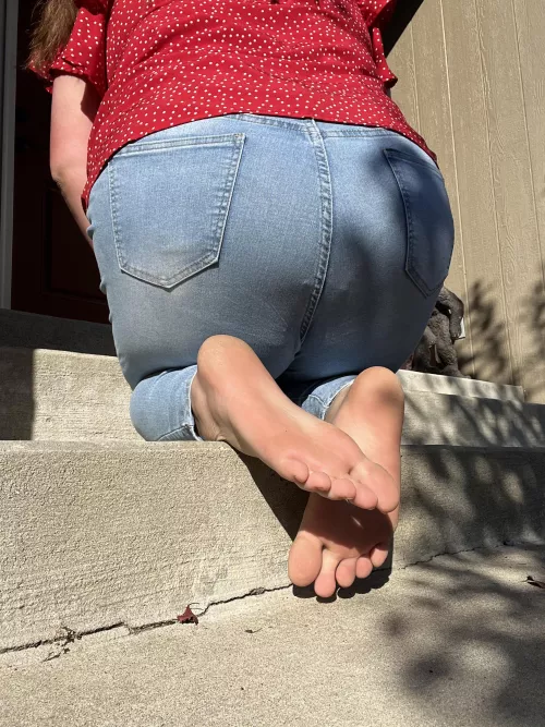 I need somewhere to sit 🥺❤️ by Fit_Veterinarian1794