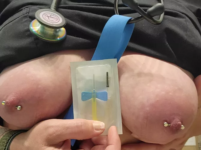 Keep your eyes on me and I promise you won't feel any pain! by throwRA_me02