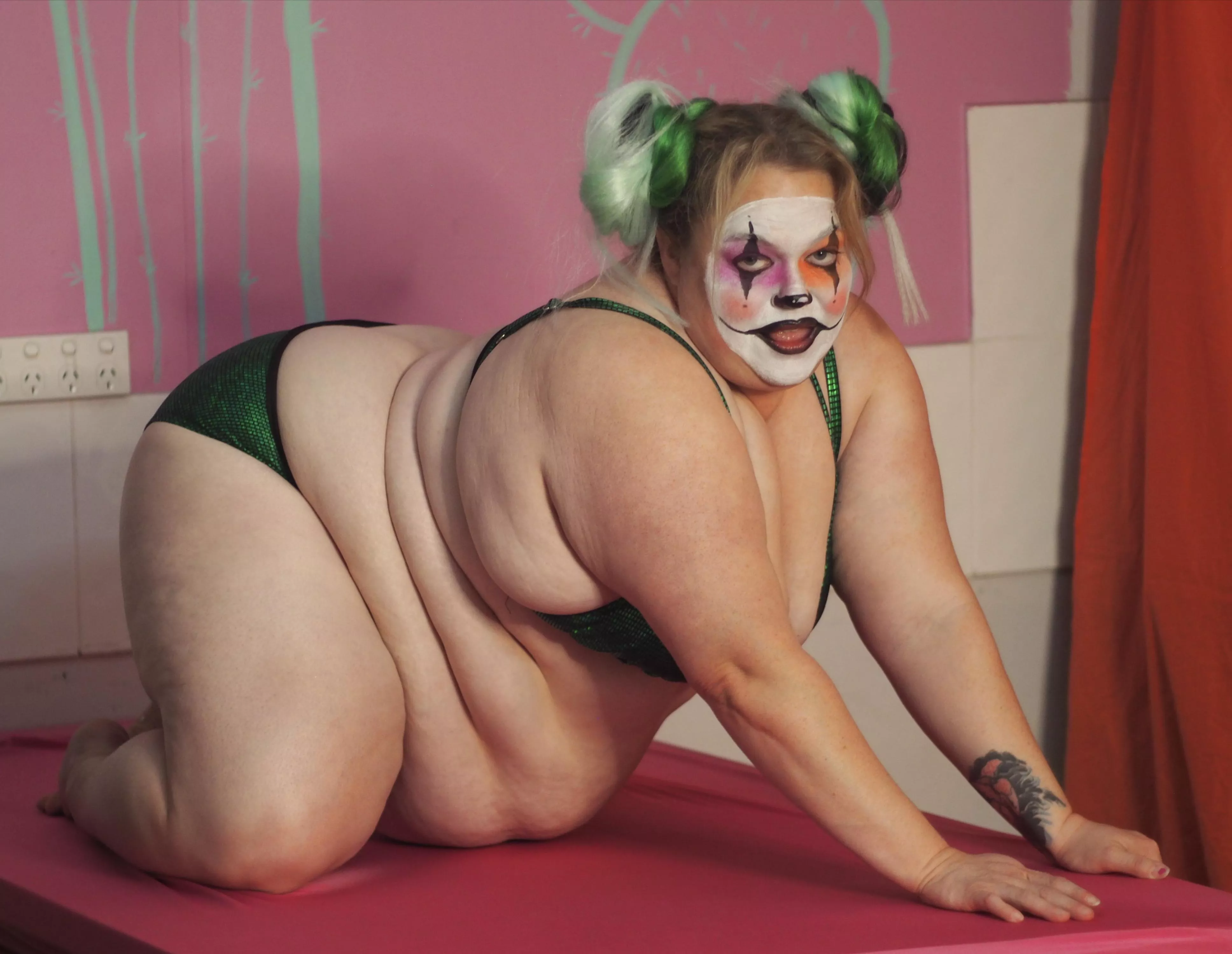 Quit clowning around Sunny  posted by onlyjaynefan