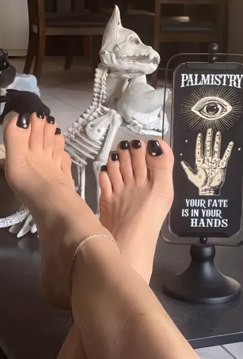 Toes 👣 [oc] by RaveGoddess69