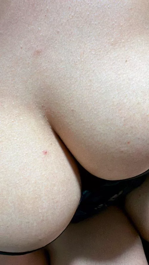 Upvote if you think I’m hot 🫣 by cherryygirlyy09